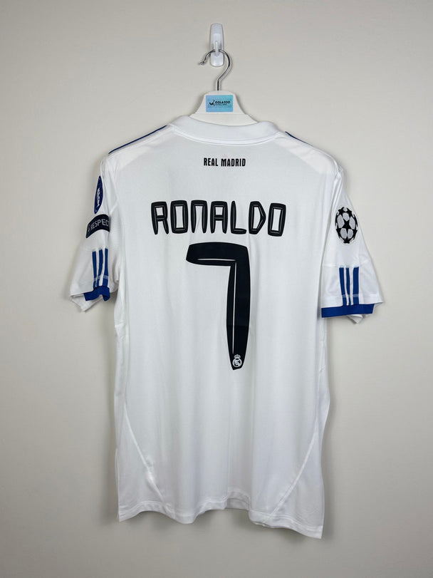 White soccer jersey with 'Ronaldo' and number '7' on a gray background